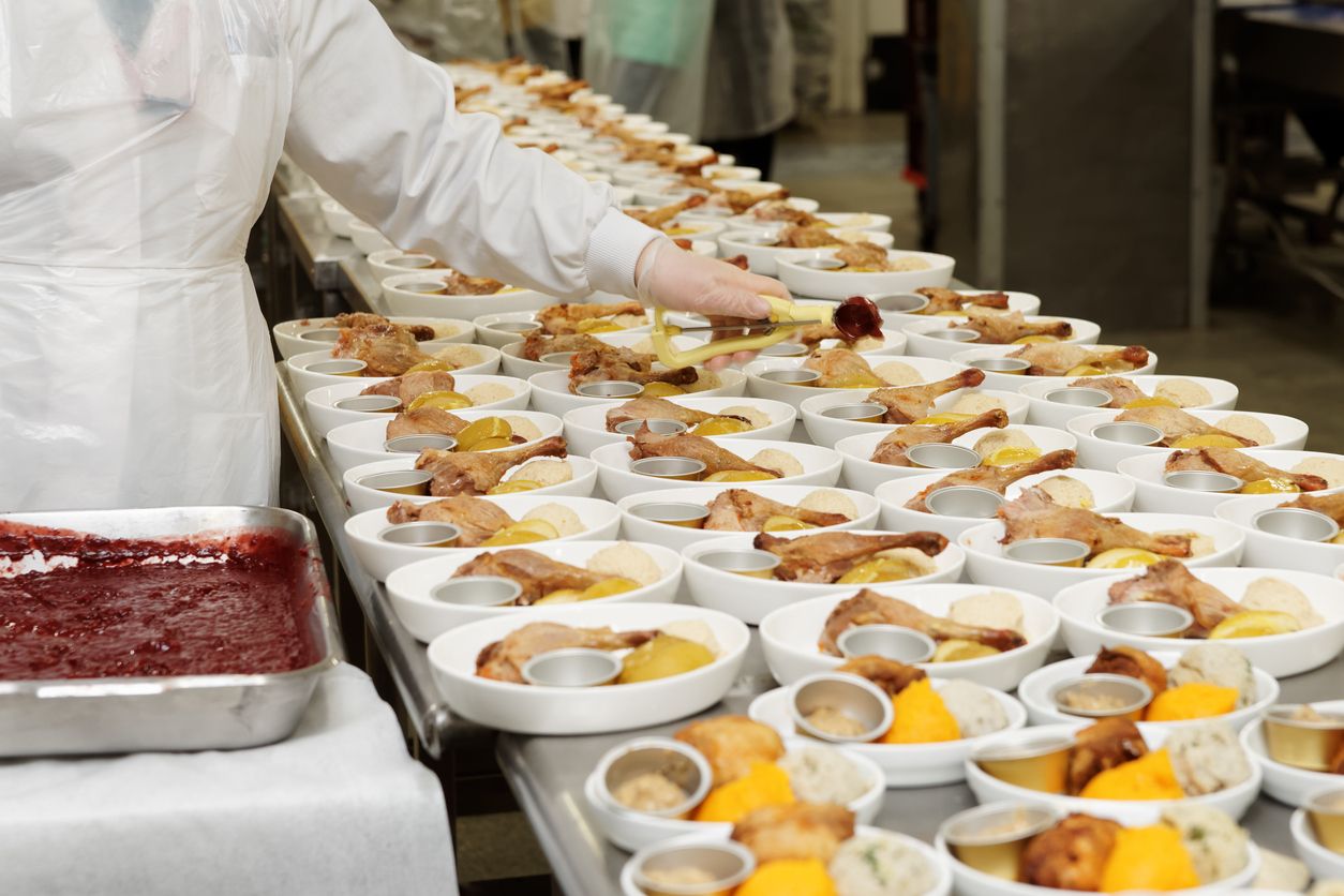 Así se prepara el catering de un avión.