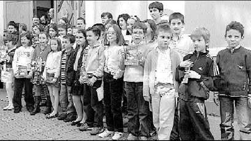 Los alumnos del Colegio Maestro Casanova, a la entrada del mismo.