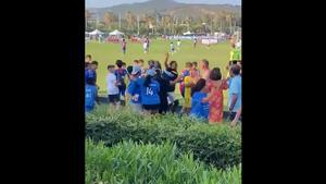 VÍDEO | Un home intenta apunyalar un altre espectador en un torneig de futbol infantil a Cadis