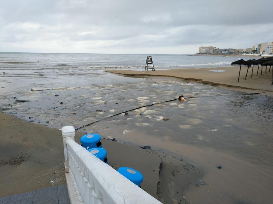 Los treinta litros por metro cuadrado en media hora provocaron el colapso de calles y avenidas y daños en las playas de Torrevieja