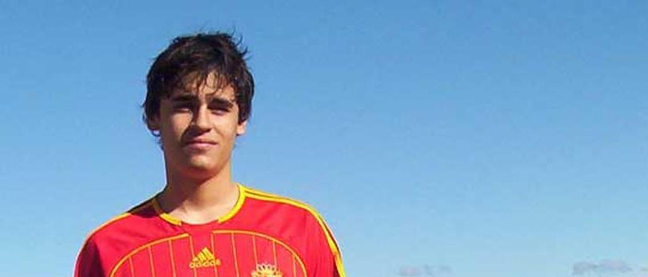 Mariano Acevedo, con la camiseta de la selección española, en la casa de la familia en Ushuaia.