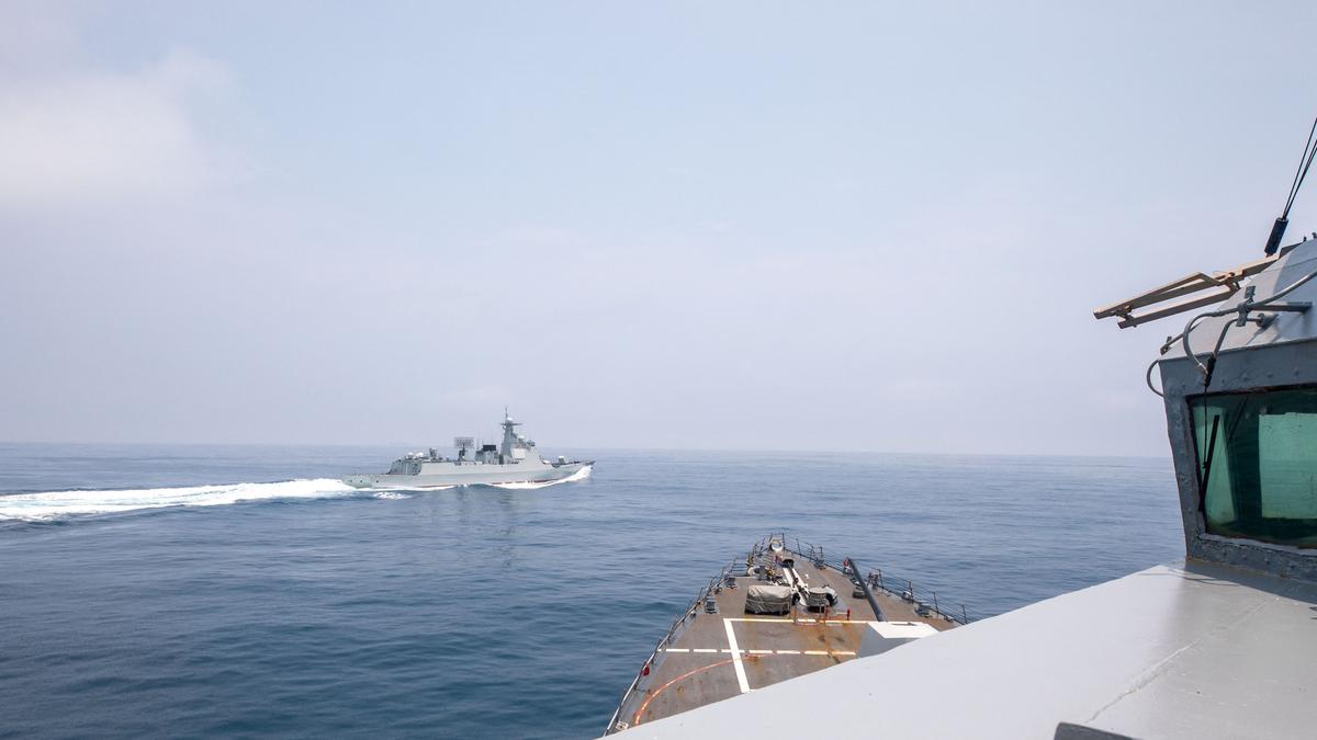 Un barco de guerra chino navega cerca de un destructor de EEUU cerca de Taiwán.