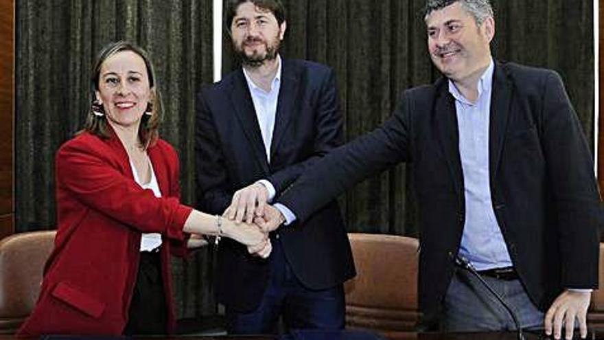 La conselleira de Infraestruturas, Ethel Vázquez, y el alcalde de Arteixo, Carlos Calvelo, ayer, en la firma del acuerdo.