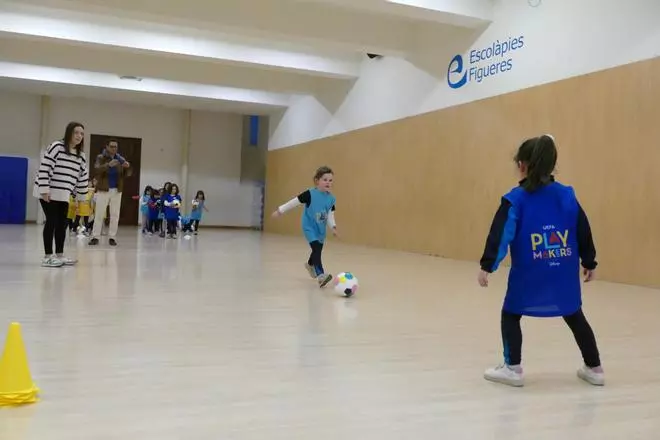 EN IMATGES | Escolàpies Figueres impulsa el futbol femení amb el projecte Playmakers de la UEFA i Disney