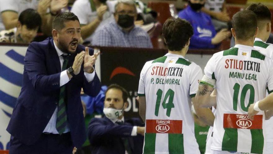 Josan González, entrenador del Córdoba Futsal, aplaude en un partido en el Palacio Vista Alegre.