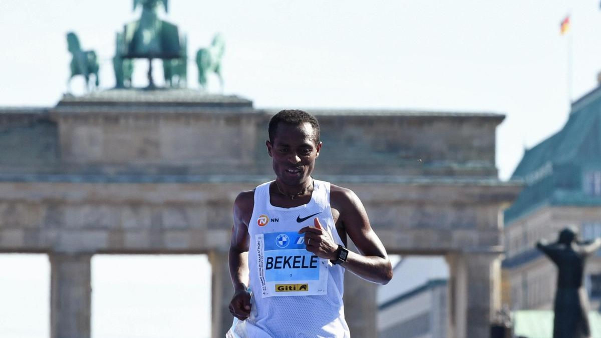 Kenenisa Bekele entra tercero en meta en Berlín
