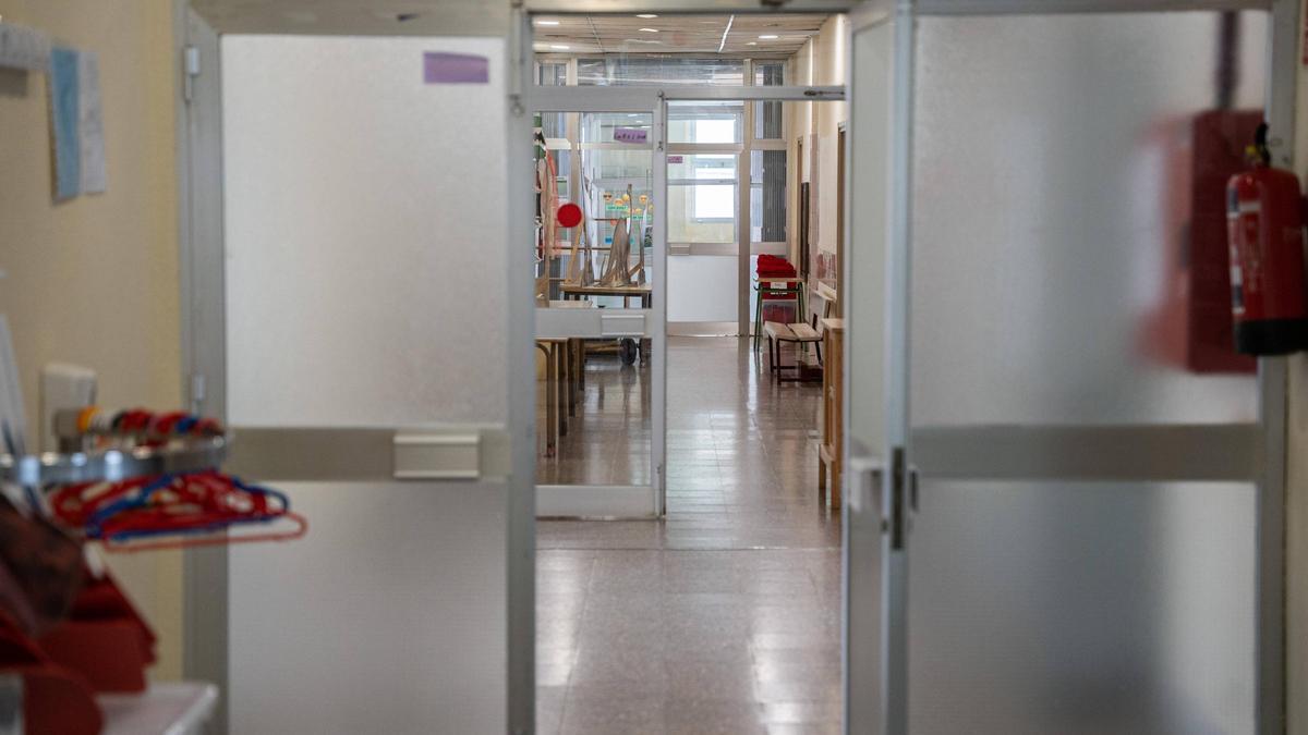 Pasillo vacío de una escuela catalana el curso pasado.