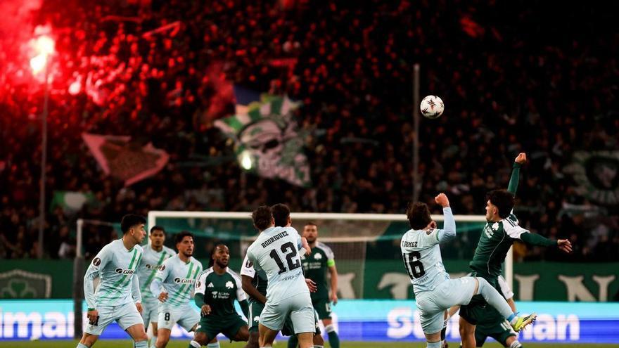 El Betis cae ante el Panathinaikos de penalti pese a jugar con uno más casi treinta minutos