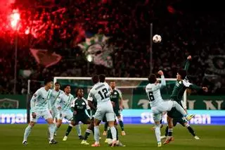 El Betis cae ante el Panathinaikos de penalti pese a jugar con uno más casi treinta minutos