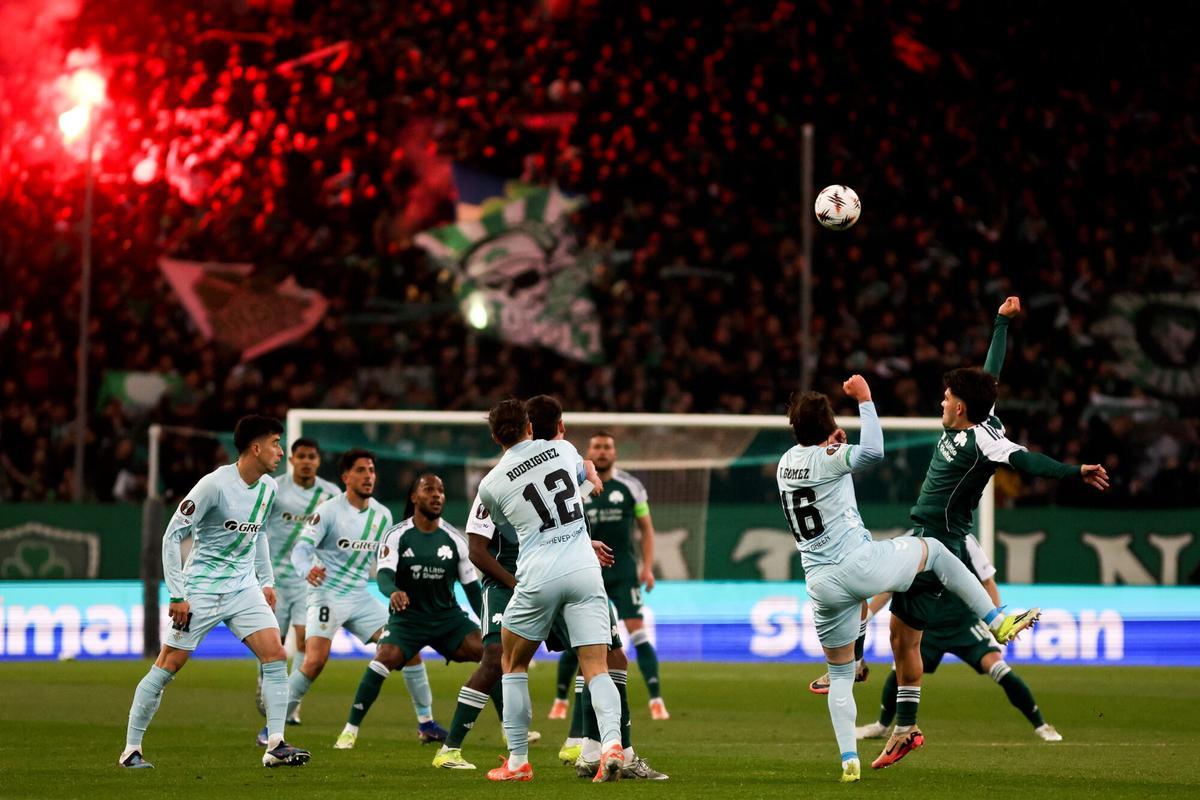 El Betis cae ante el Panathinaikos de penalti pese a jugar con uno más casi treinta minutos.