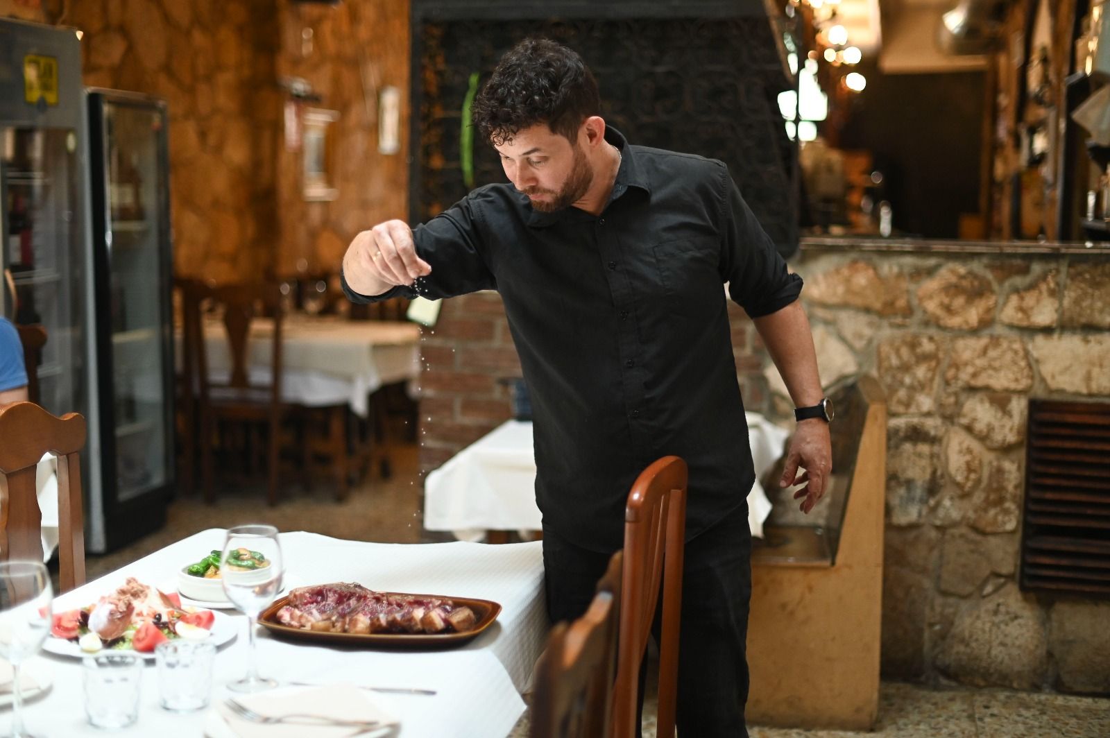 En imágenes | El Torico, el mesón de Zaragoza que triunfa con su brasa en medio del salón