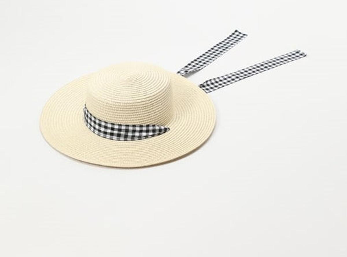 Sombrero de rafia con cinta de cuadro vichy de Lefties (Precio: 9,99 euros)