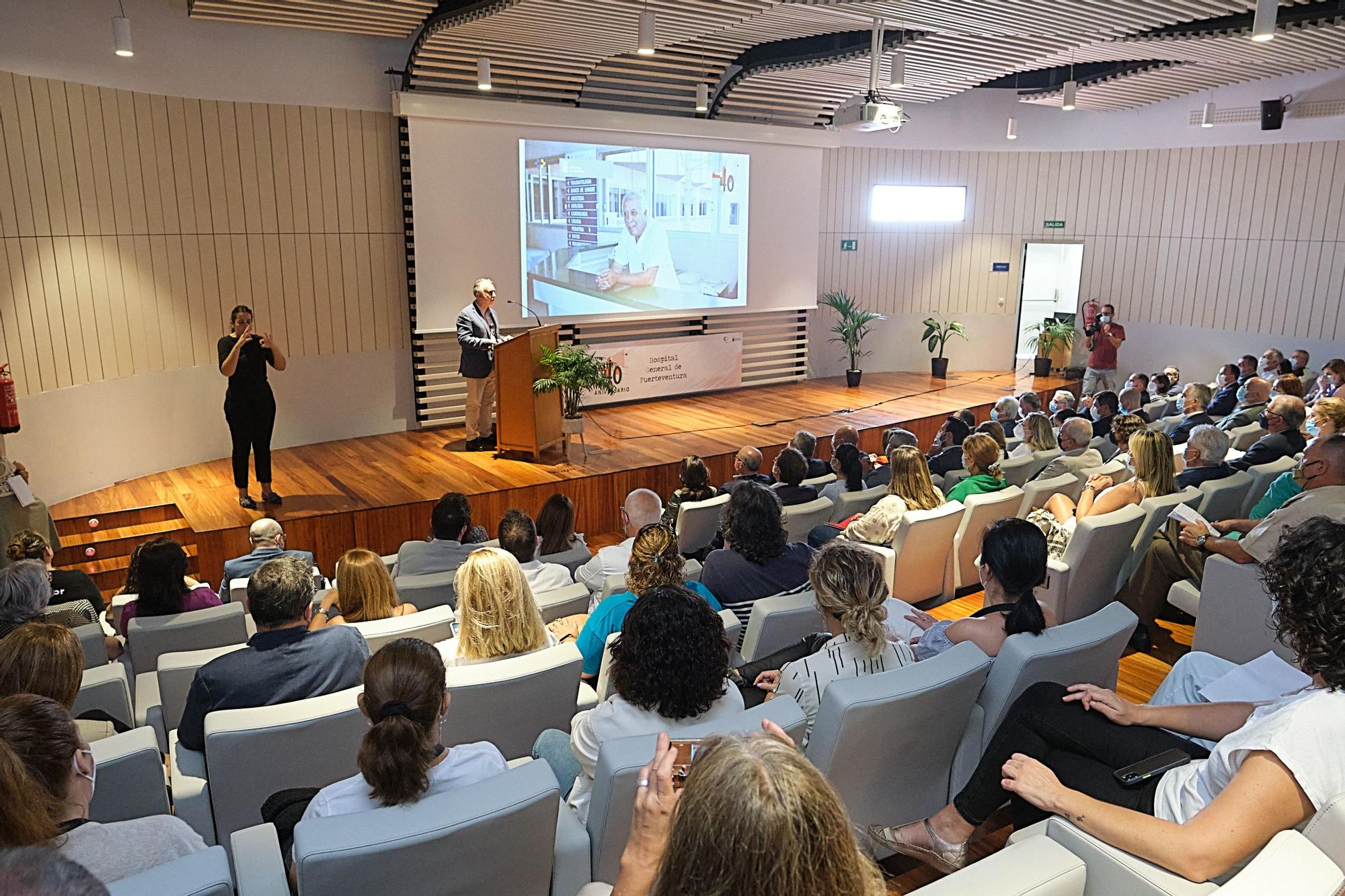 Ángel Víctor Torres asiste al Hospital General de Fuerteventura para conmemorar su 40 aniversario