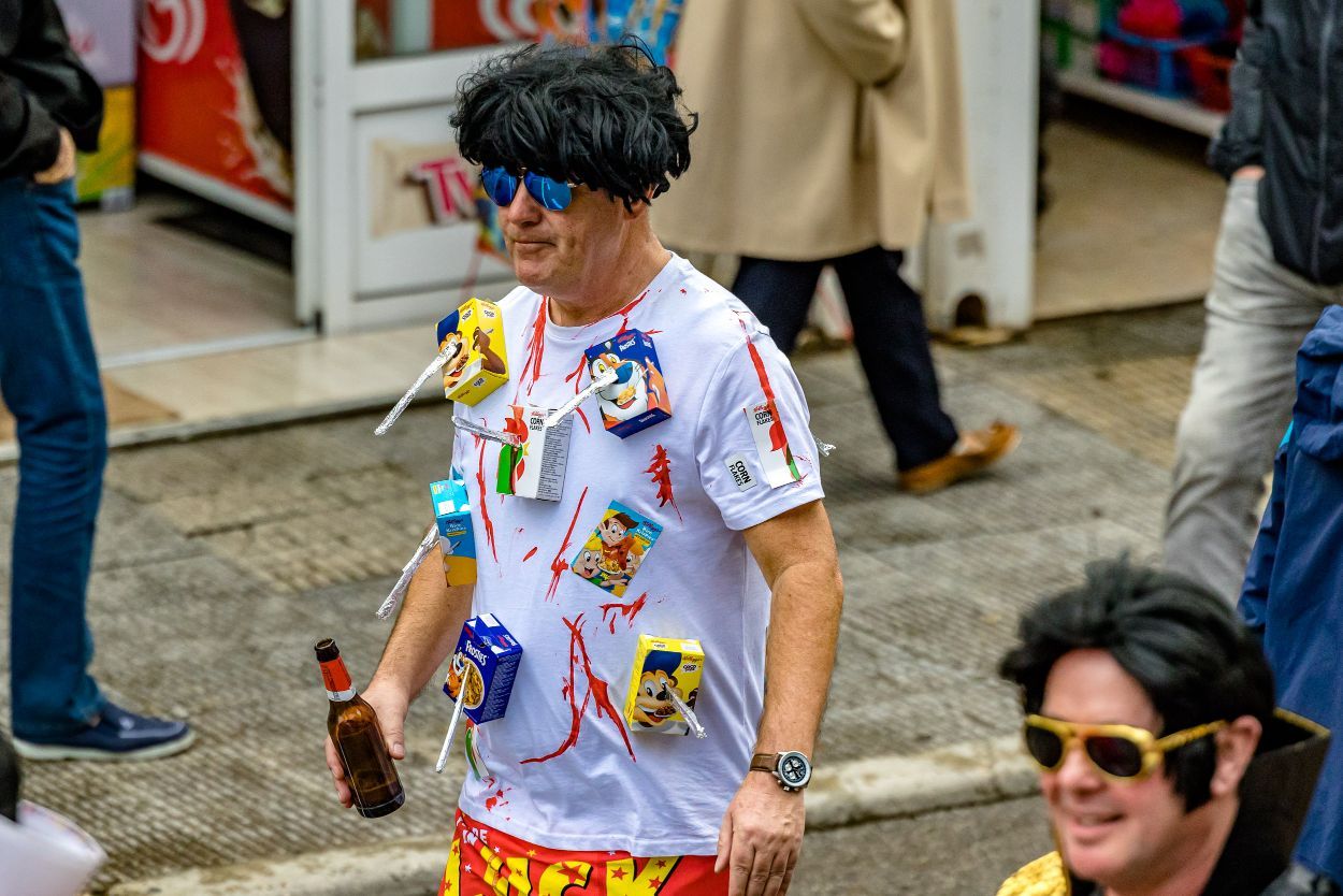 Los británicos desafían a la lluvia y celebran su "Fancy Dress Party" en Benidorm