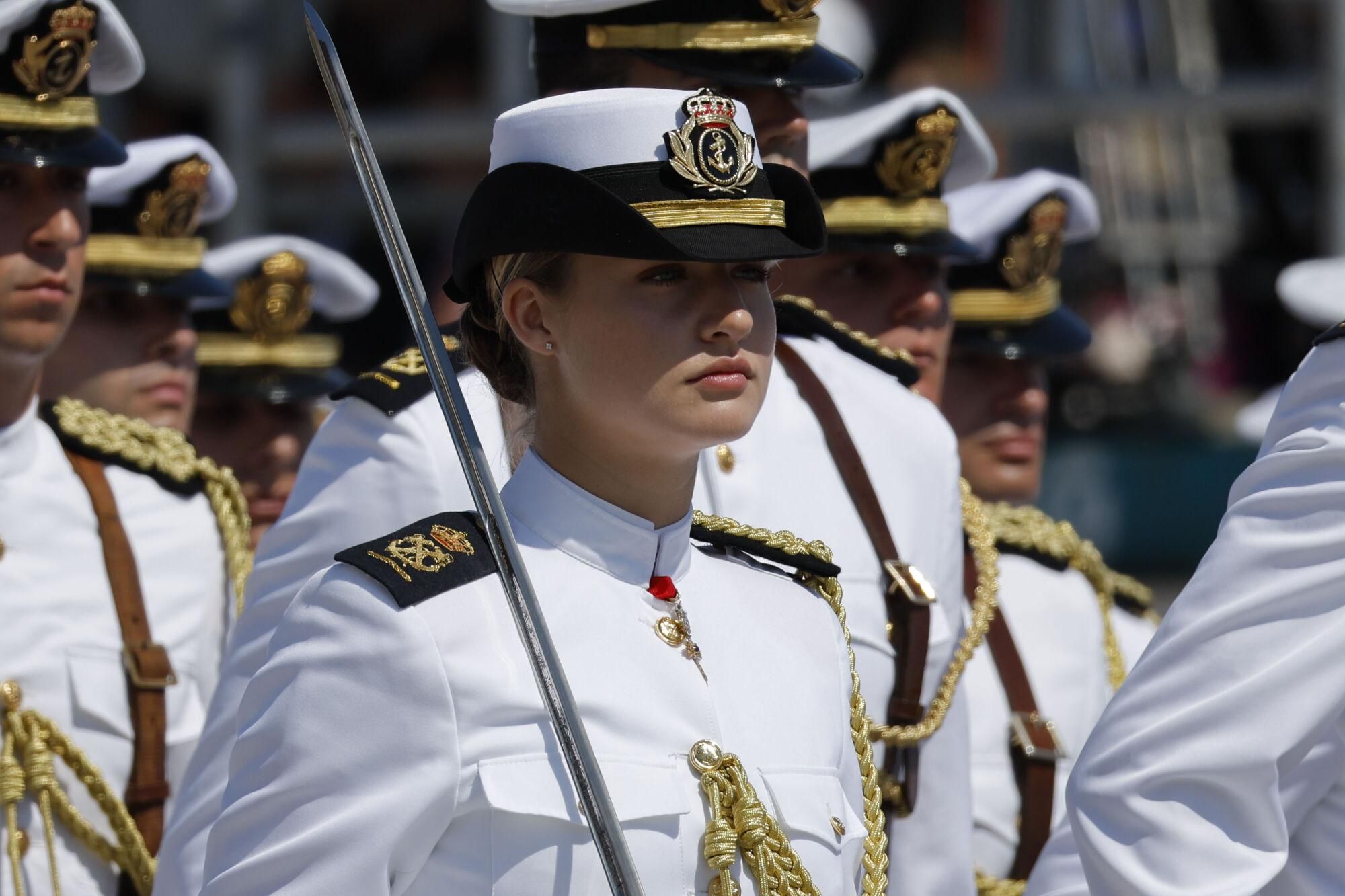 MARÍN (PONTEVEDRA), 16/07/2025.- La princesa Leonor durante la entrega de reales despachos a los nuevos oficiales en la Academia Naval de Marín, un acto en el que recibirá la Gran Cruz al Mérito Naval de manos de su padre, el rey Felipe VI, y al que asisten la reina Letizia y la infanta Sofía, este miércoles. EFE/ Lavandeira Jr
