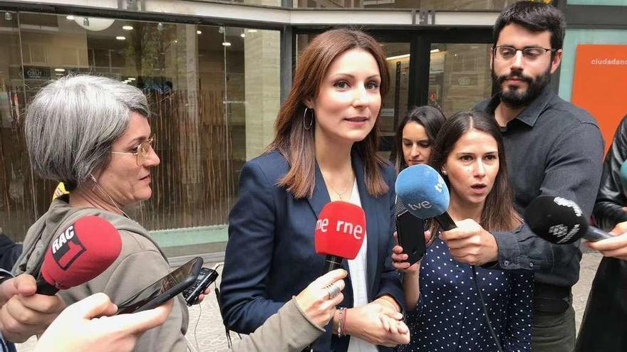 Lorena Roldán, diputada de Ciudadanos, anuncia la intención de su grupo de presentar un recurso de inconstitucionalidad contra la reforma de la ley de Presidencia si se somete al Pleno del Parlament.