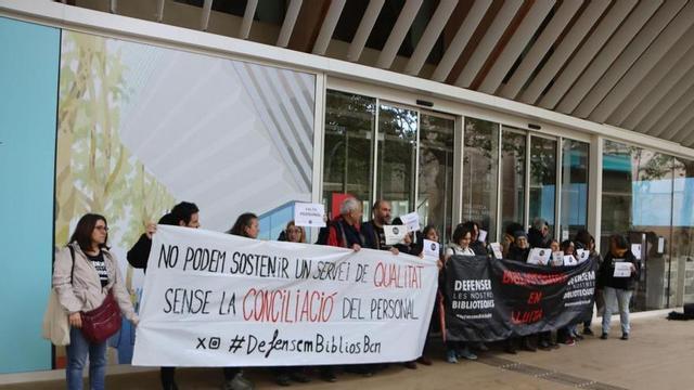 Una protesta davant de la Biblioteca Gabriel García Márquez de Barcelona
