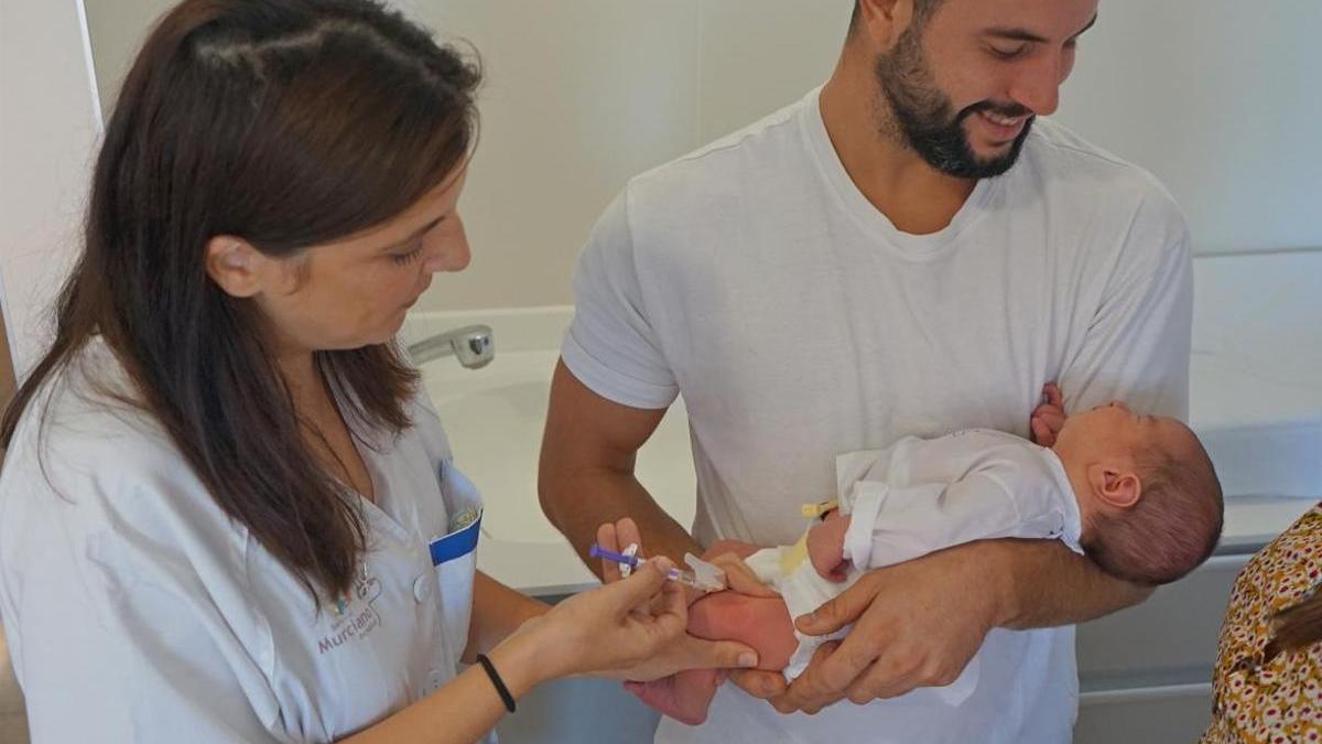 Un bebé recibe la vacuna del neumococo en Murcia.