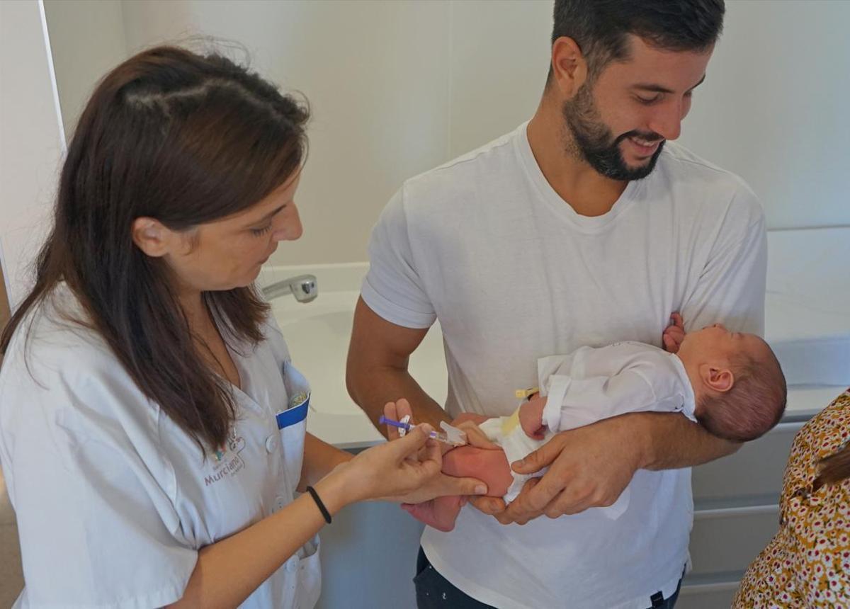 Un bebé recibe la vacuna del neumococo en Murcia.