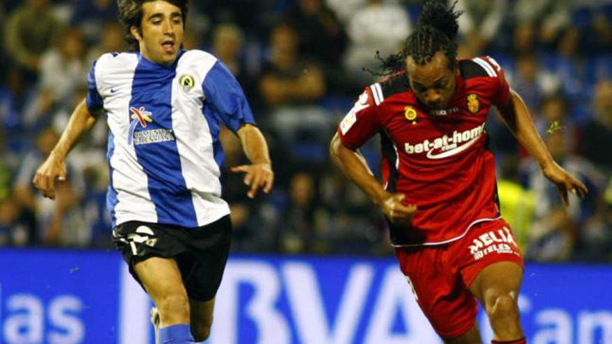 El debutante Luis Carlos persigue a Nsue durante el partido de ayer.