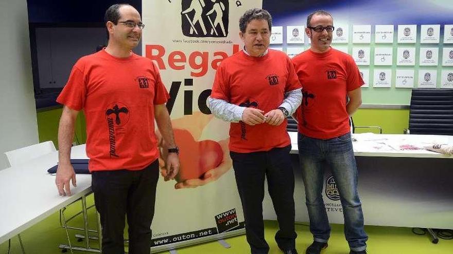 Raúl Álvarez, Miguel Lores y Miguel Martínez durante la presentación de &quot;Pontevedrada&quot;.  // R. Vázquez
