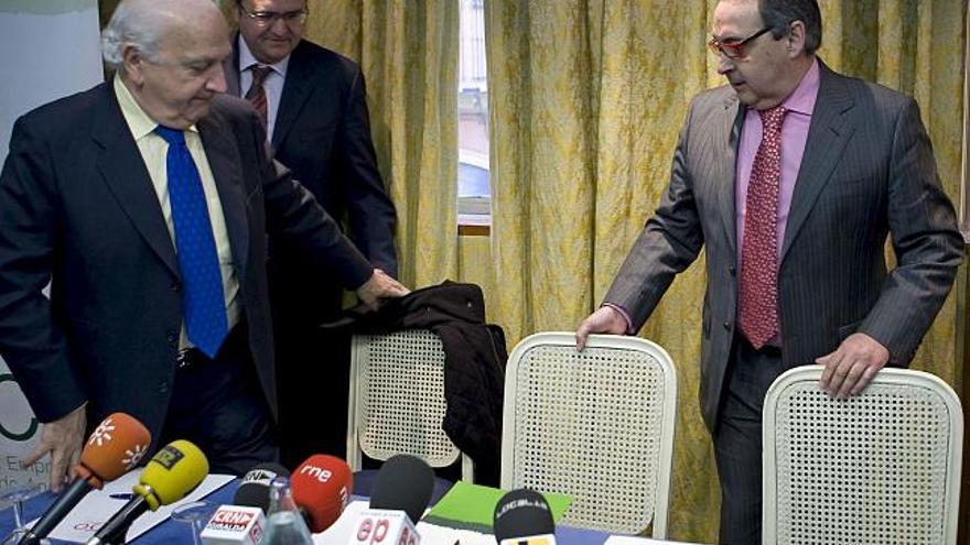 El presidente de la de la Confederación Empresarial del Comercio de Andalucía (CECA), Manuel García-Izquierdo (d), junto al presidente de Aprocom, José Cañete (i), y el secretario general de CECA, José Guerrero, esta mañana en Sevilla, momentos antes de ofrecer el balance provisional del resultado de las rebajas que han calificado de rotundo éxito.