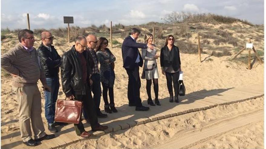 Un momento de la visita ayer de la consellera a la Playa Centro de Guardamar.