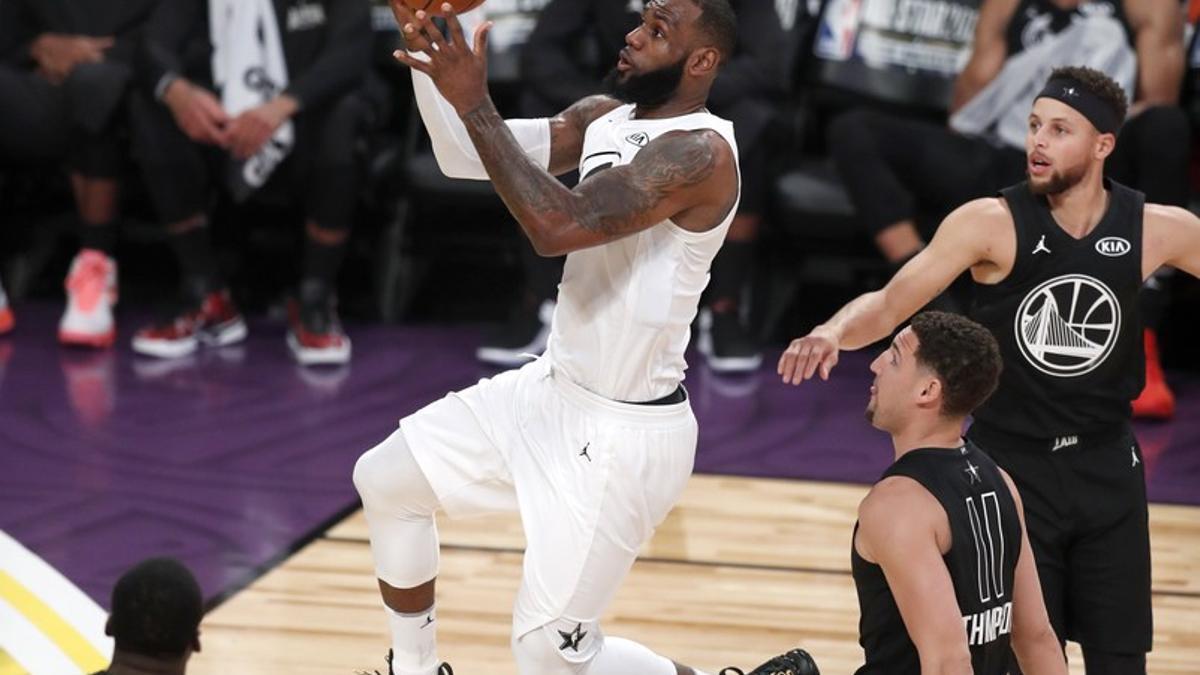 Lebron James completa una acción en el All-Star en presencia de Curry y Thompson