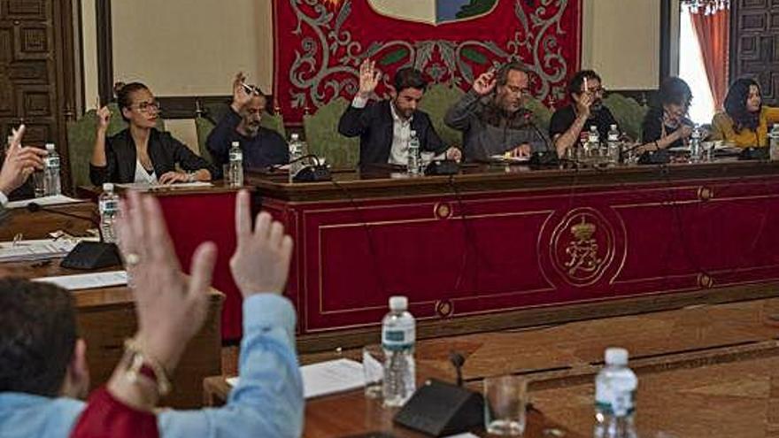 Votación durante el Pleno celebrado ayer en el Ayuntamiento de Zamora.