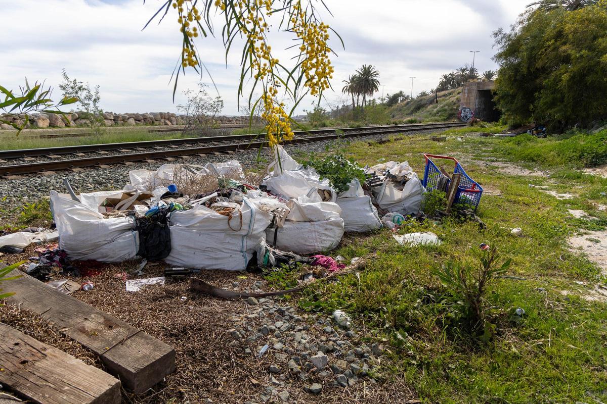 Escombros en las vías del tren de San Gabriel, en Alicante.