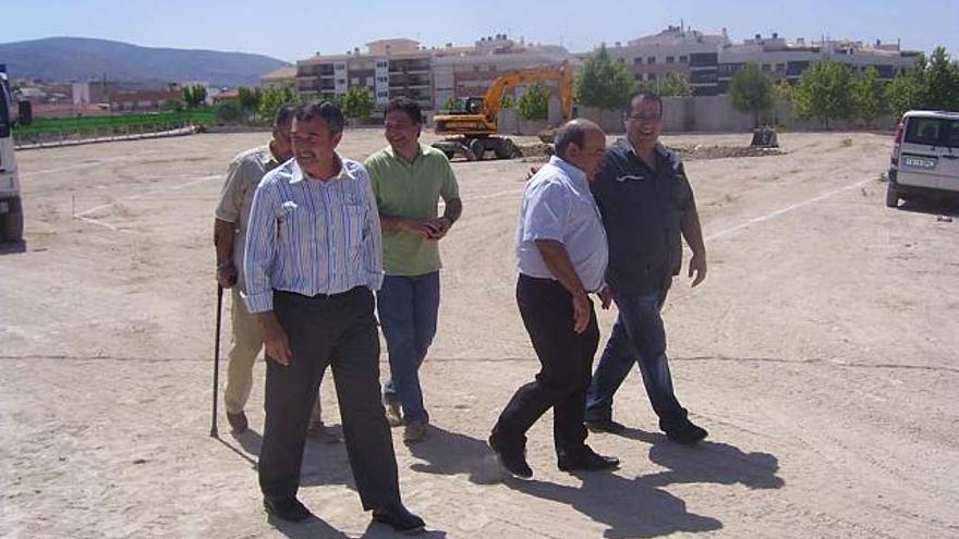 El alcalde junto al concejal de Urbanismo y el presidente de Sense Barreres.