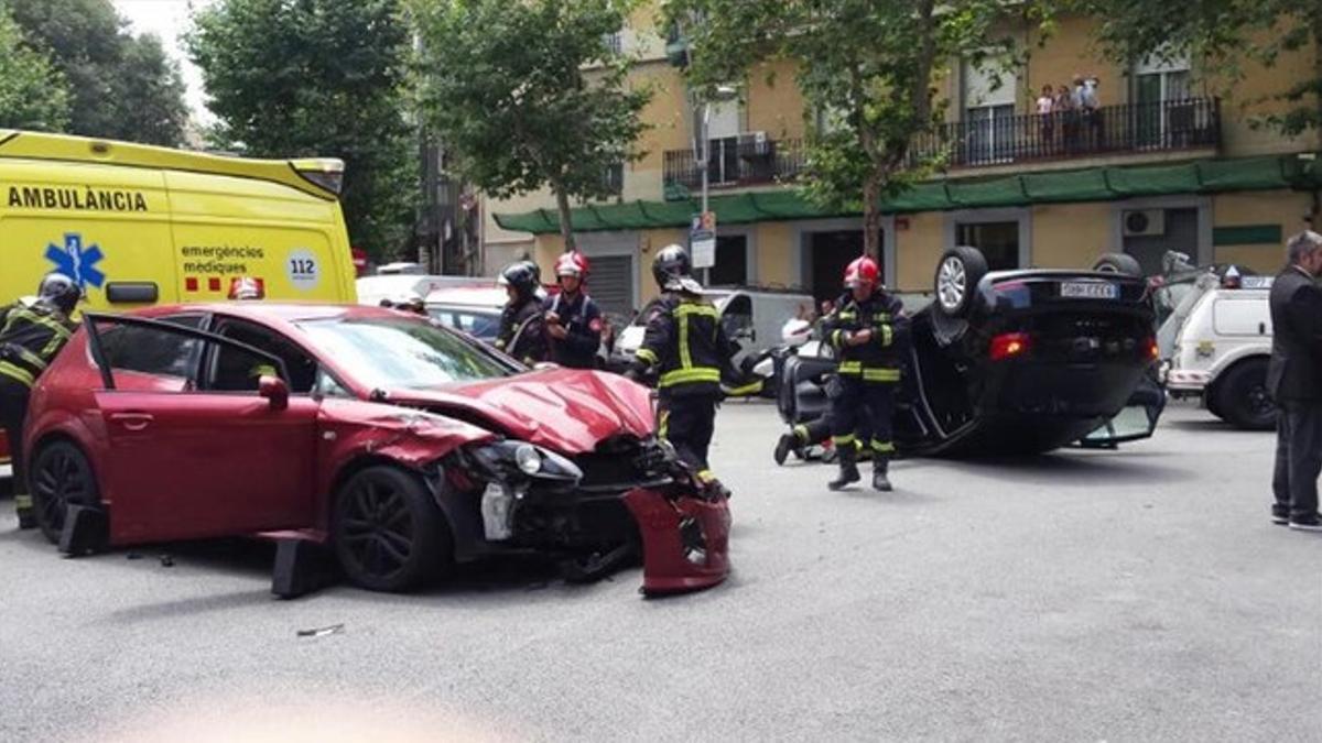 Dos coches siniestrados tras un choque en el centro de Barcelona.