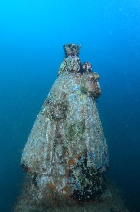 Así se ofrenda a la Virgen bajo el agua