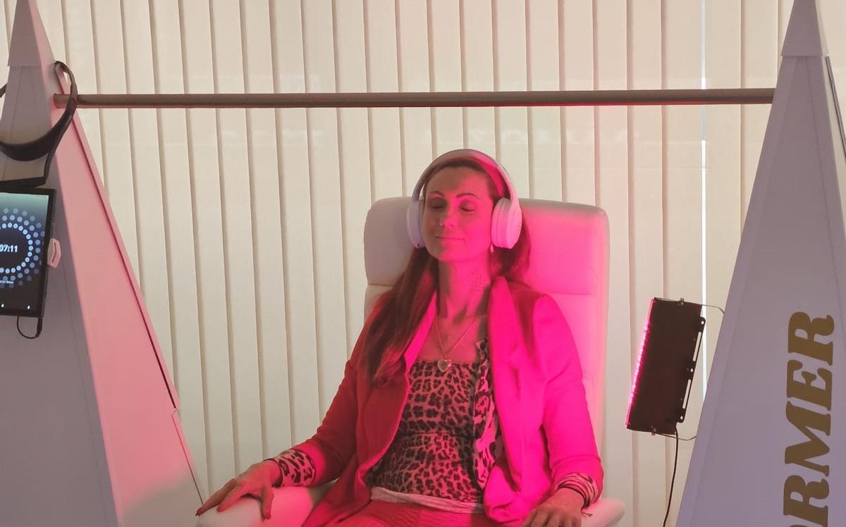 Eine Besucherin testet den Scalar Transformer mit Skalarwellen und Infrarot bei der Quantum Longevity Center Eröffnung