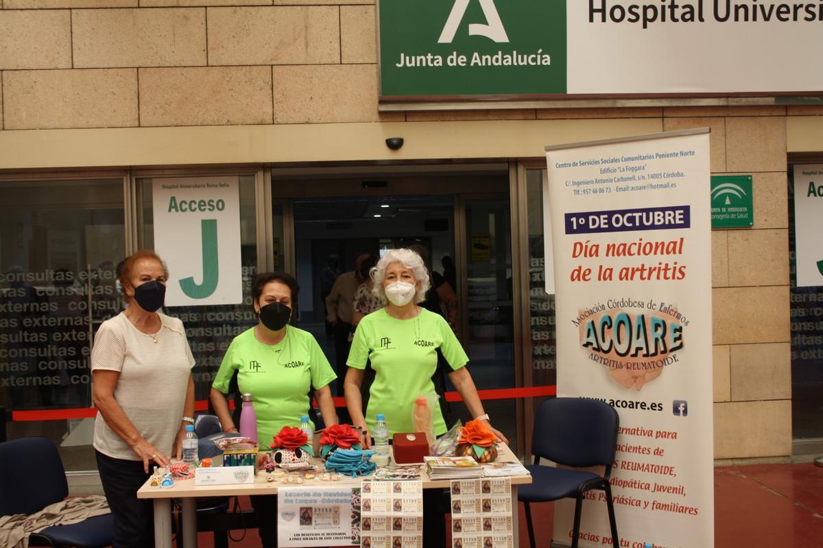 Representantes de Acoare, en una mesa informativa instalada el 1 de octubre, con motivo del Día Nacional de la Artritis