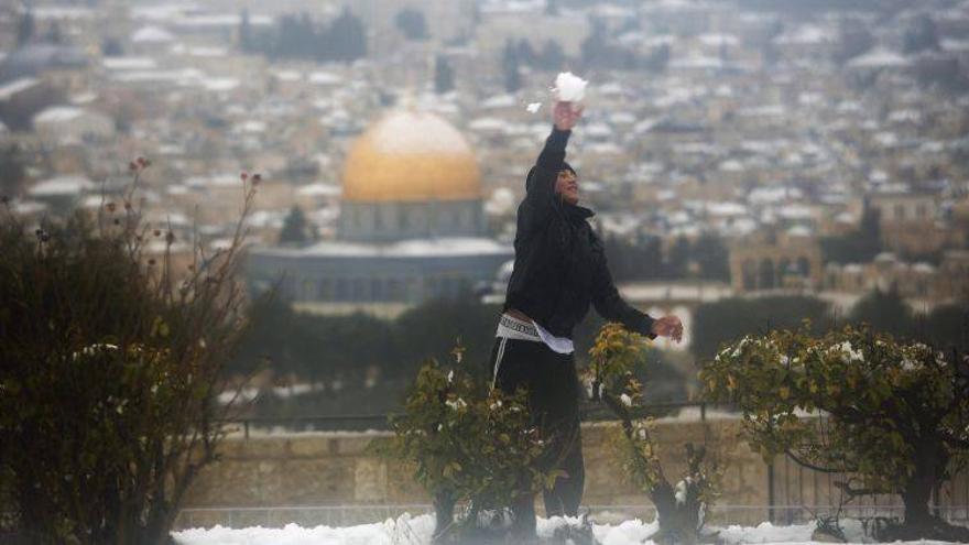 Unos 1.600 evacuados por una fuerte nevada en Jerusalén