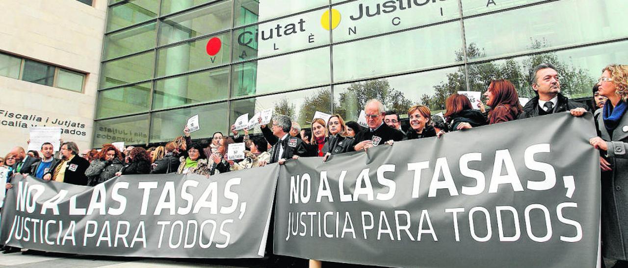 Jueces y fiscales en la Ciudad de la Justicia, durante una protesta contra las tasas.