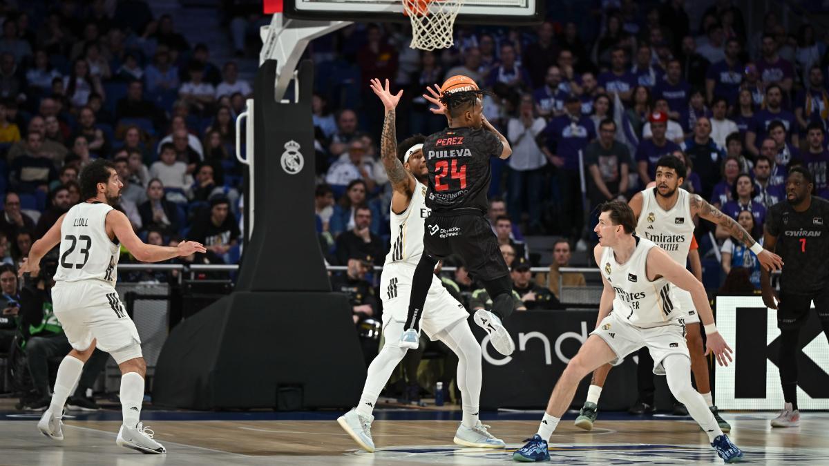 Jassel Pérez, ante una nube de rivales