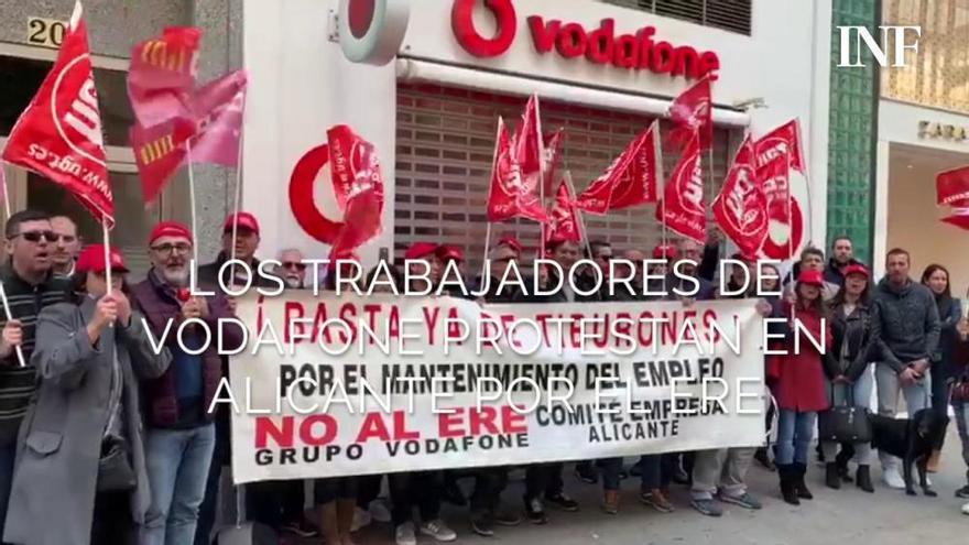 Los trabajadores de Vodafone protestan en Alicante contra el ERE