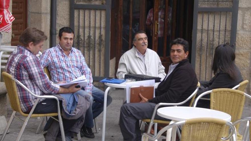 Concejales de la oposición en el Ayuntamiento de Fermoselle antes de asistir a una sesión plenaria.