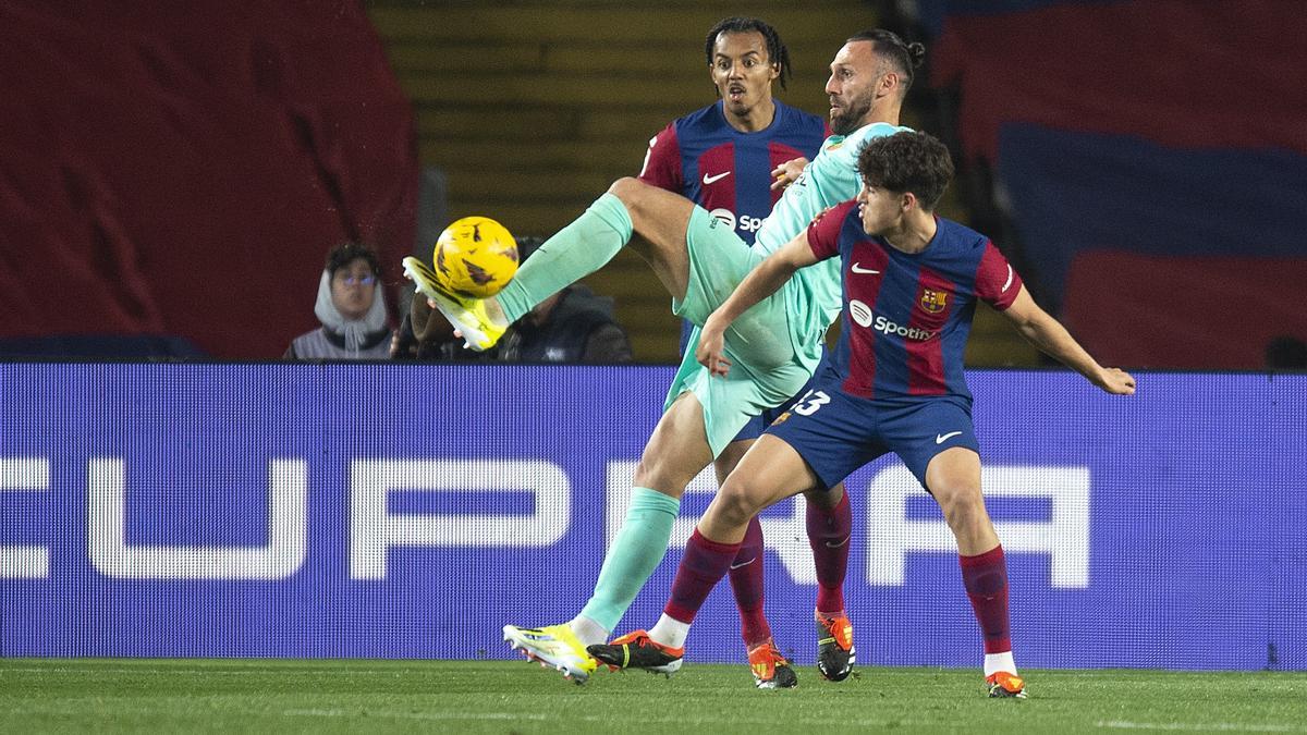 Pau Cubarsí y Kounde dificultando la acción de Muriqi durante el partido de Liga entre Barça y Mallorca en Montjuïc.