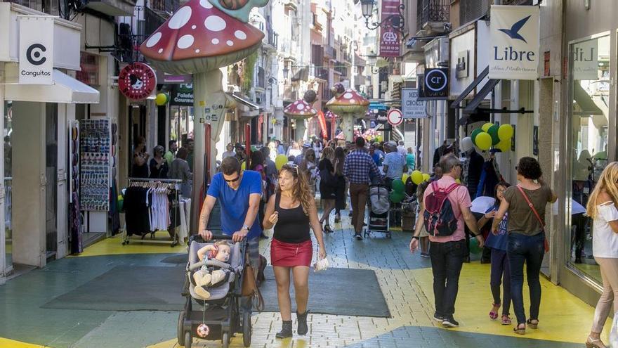 Casi 2.000 personas retiran 400.000 euros en bonos comercio en Alicante en la primeras cinco horas