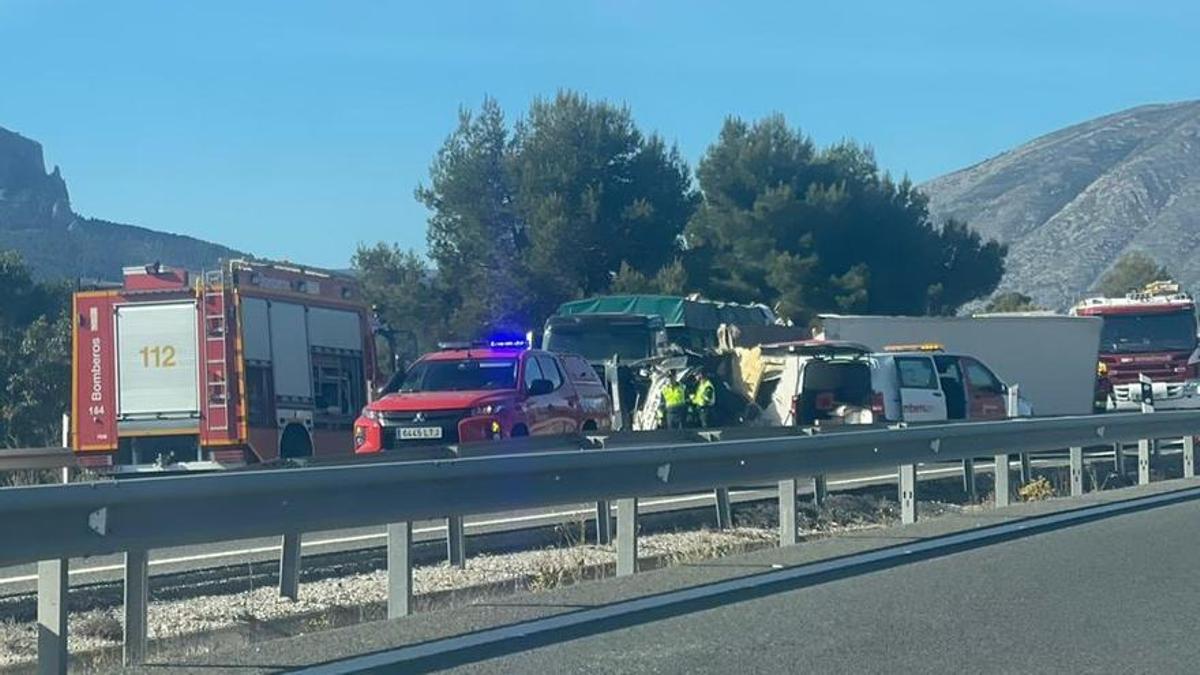 Los bomberos ya están trabajando en el lugar del accidente