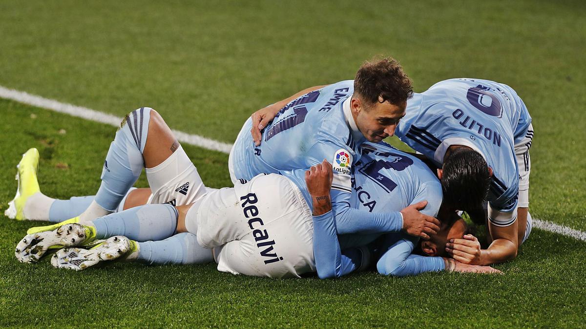 Emre Mor, Nolito y Santi Mina felicitan en el suelo a Brais Méndez tras anotar el mosense el primer gol del partido disputado ayer en Balaídos ante el Eibar. |  // RICARDO GROBAS