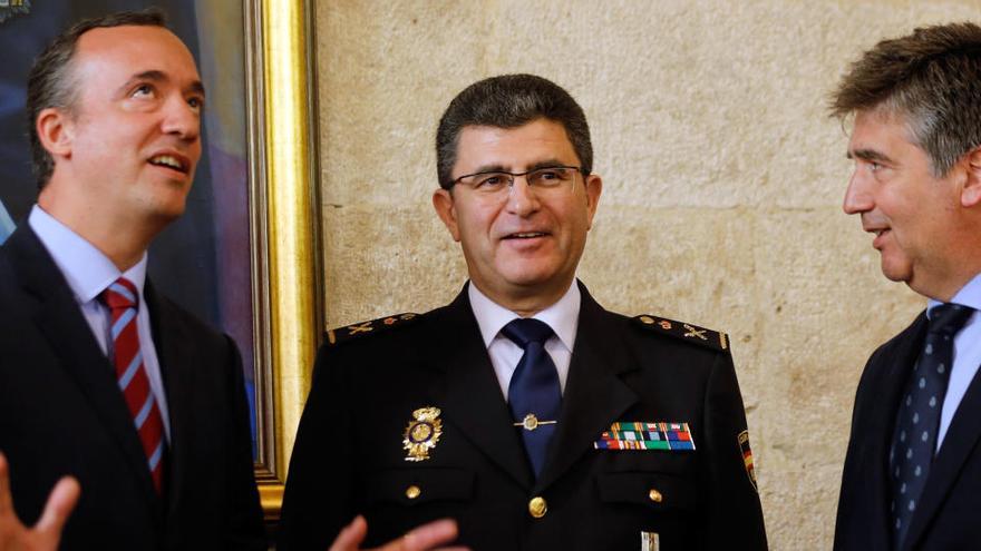 El exsecretario de Estado de Seguridad Francisco Martínez (iz.).