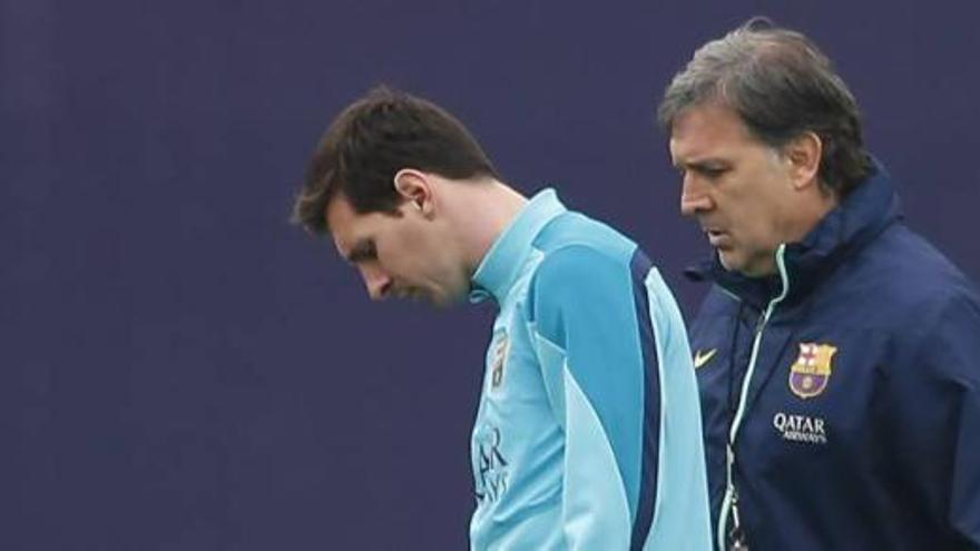 Tata Martino junto a Leo Messi durante el entrenamiento de ayer en Barcelona.