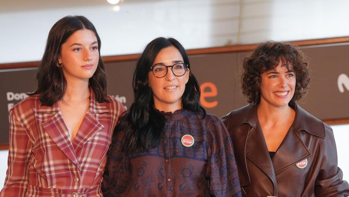 La actriz Blanca Soroa; la directora Alauda Ruiz de Azúa y la actriz Patricia López Arnaiz, durante la presentación de ‘Los Domingos’ en el Festival de Cine de San Sebastián, a 22 de septiembre de 2025, en San Sebastián.
