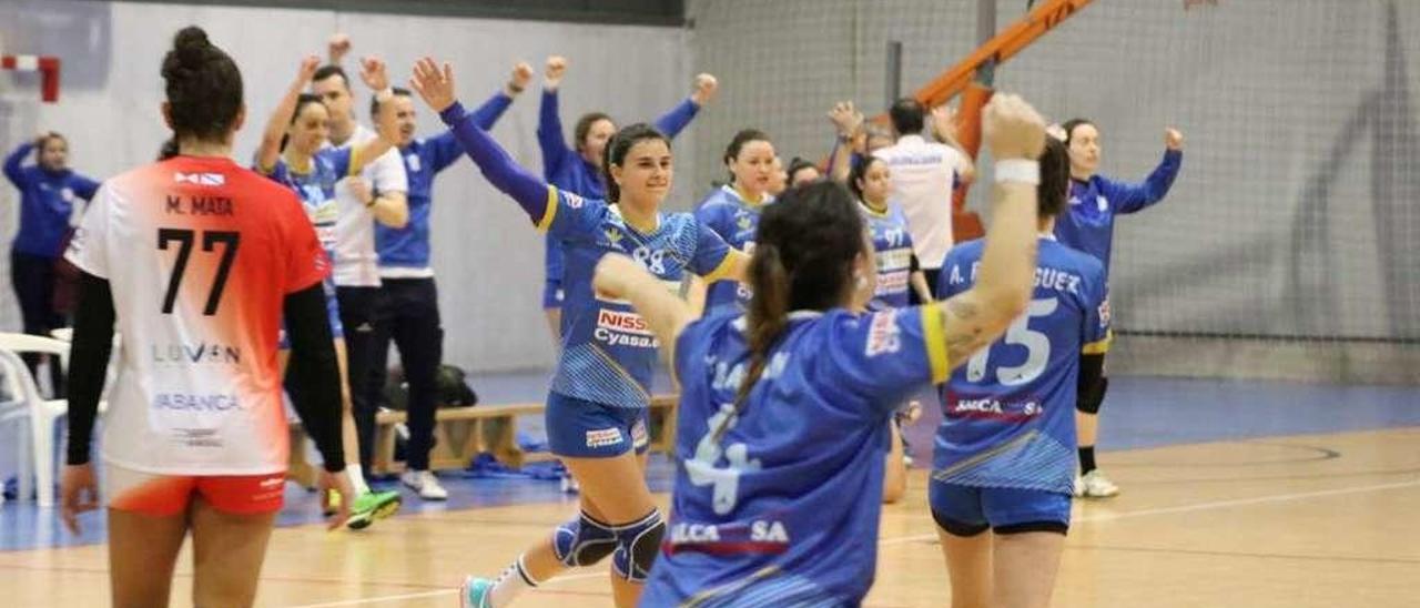 Las jugadoras del Siero celebran la victoria en el último partido de Liga.