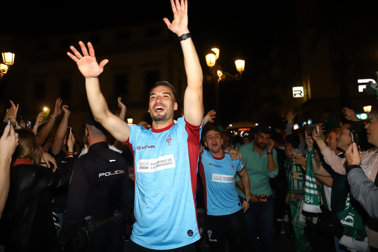 Los aficionados cordobesistas celebran el ascenso en Las Tendillas