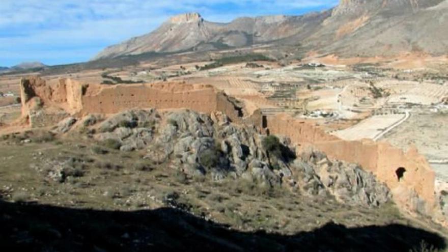 Los vecinos han pedido a Vox que se rehabilite en castillo de Xiquena.